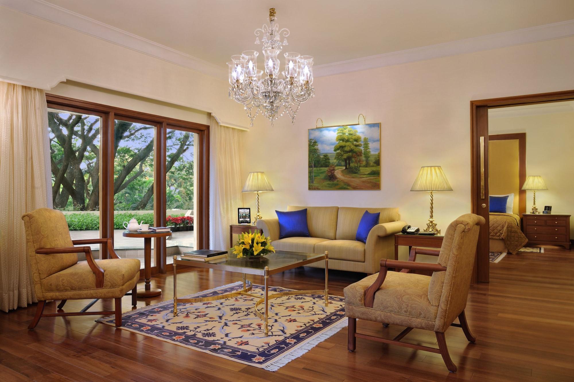The Oberoi Bengaluru Hotel Exterior foto A living room in a suite at the Taj Mahal Palace, Mumbai