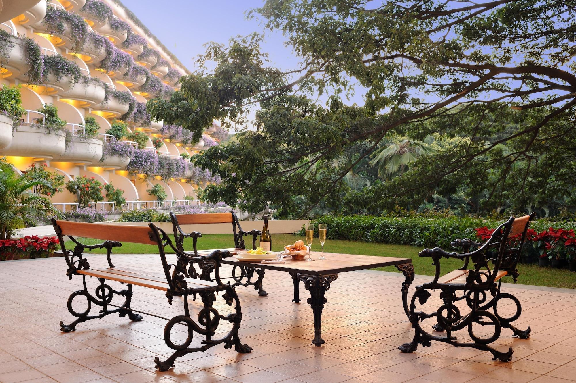 The Oberoi Bengaluru Hotel Exterior foto The hotel's garden