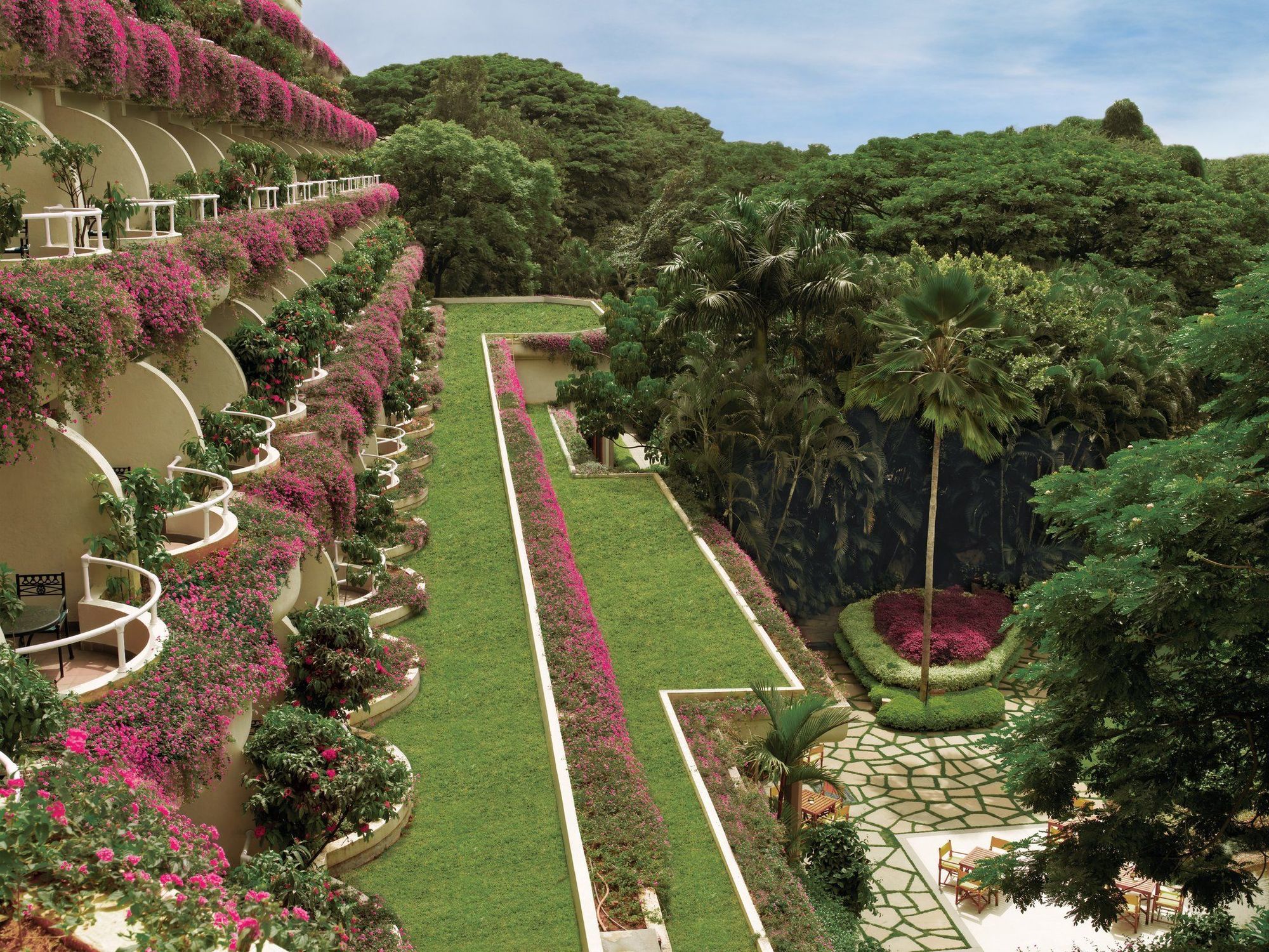 The Oberoi Bengaluru Hotel Exterior foto The Banyan Tree resort in Phuket, Thailand
